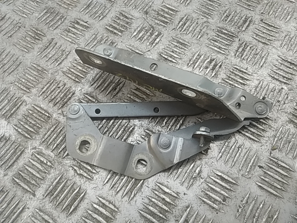 Петля капота левая