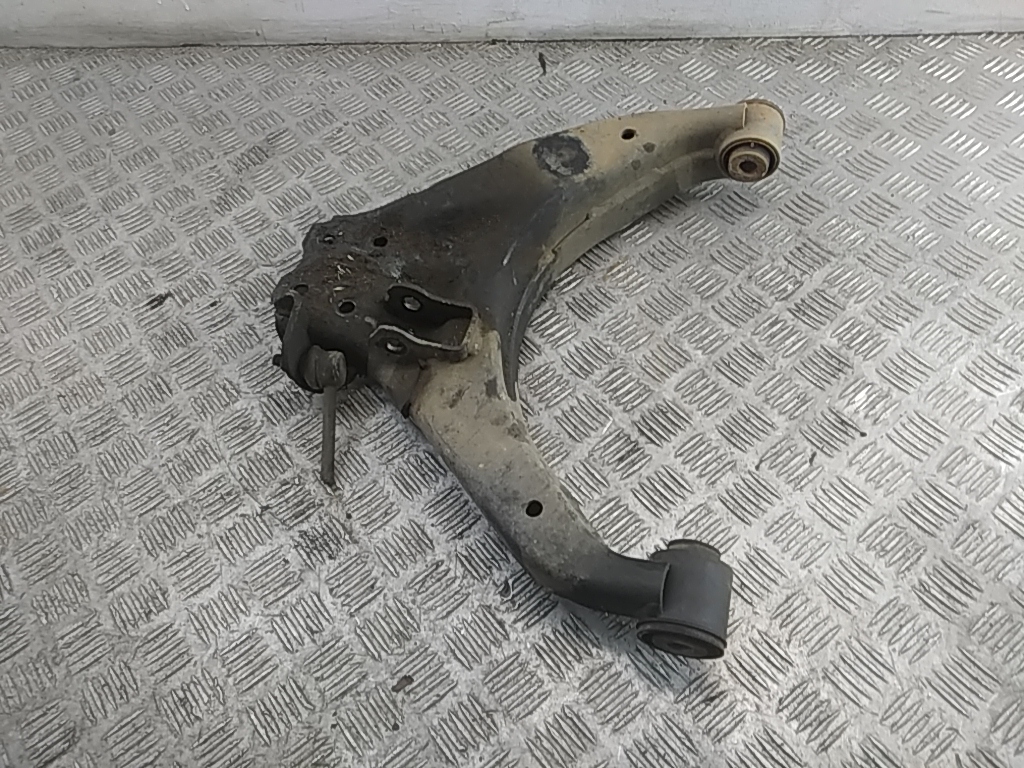 Рычаг передний нижний правый