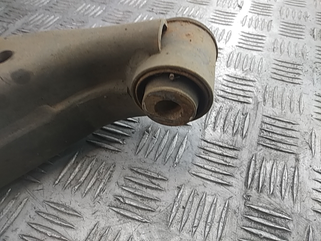 Рычаг передний нижний правый