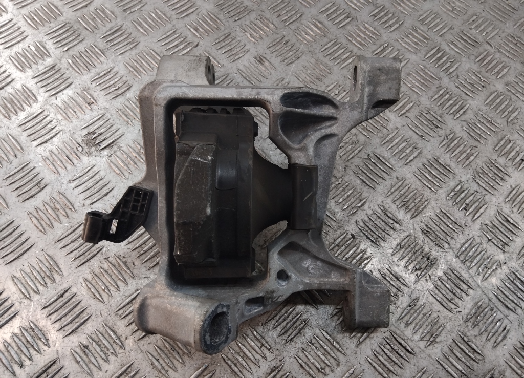 Опора двигателя правая