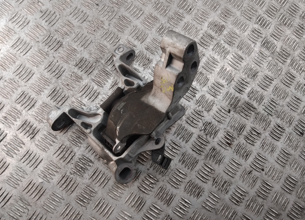 Опора двигателя правая