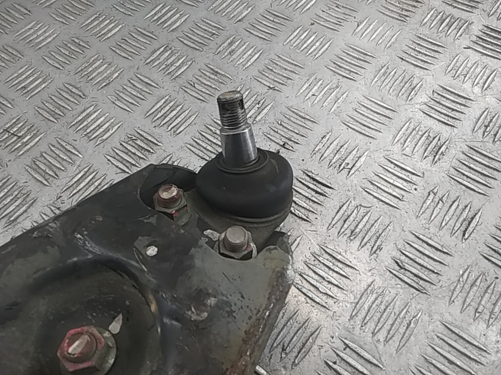 Рычаг передний нижний правый