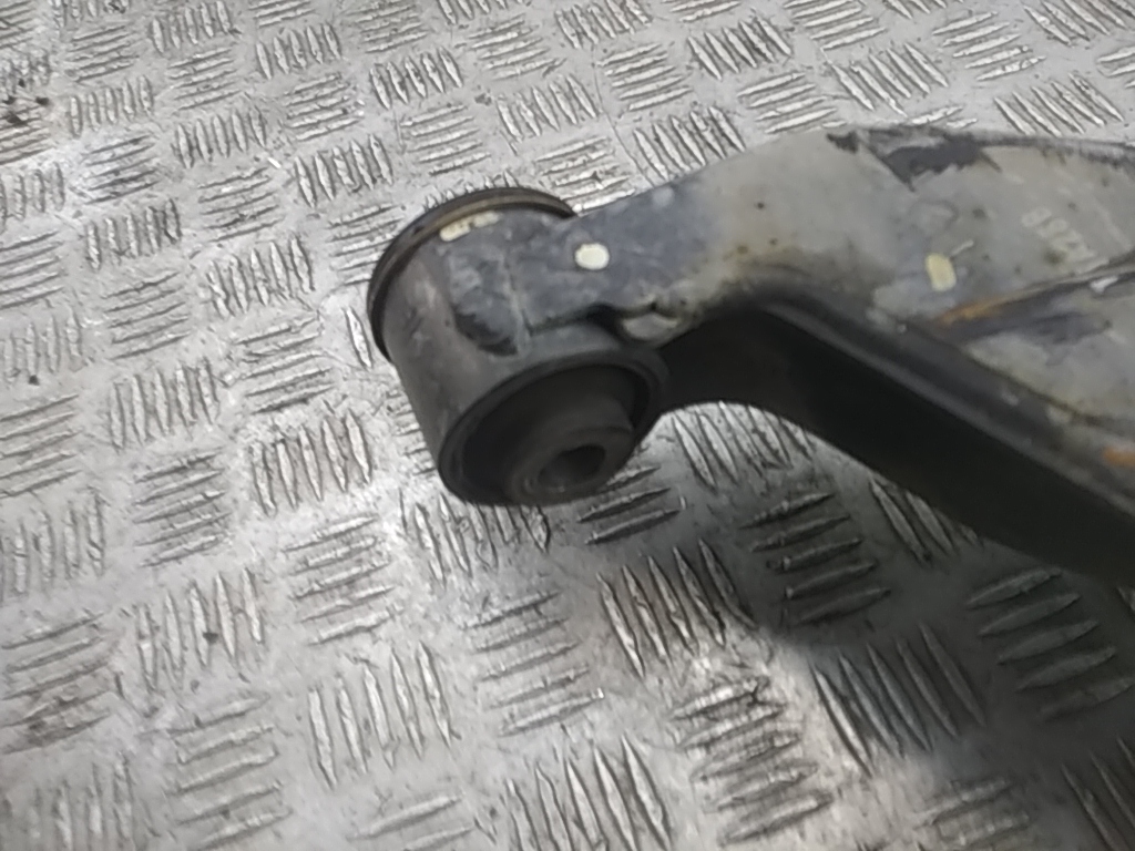 Рычаг передний нижний правый