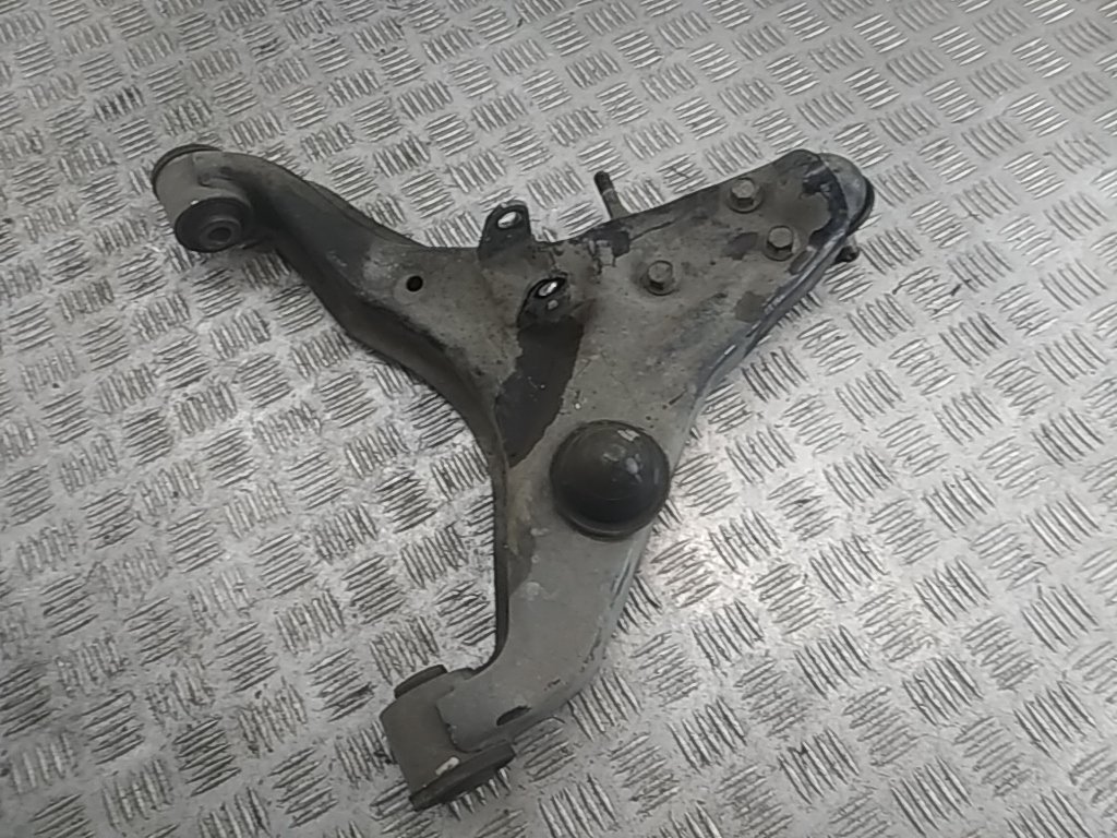 Рычаг передний нижний правый