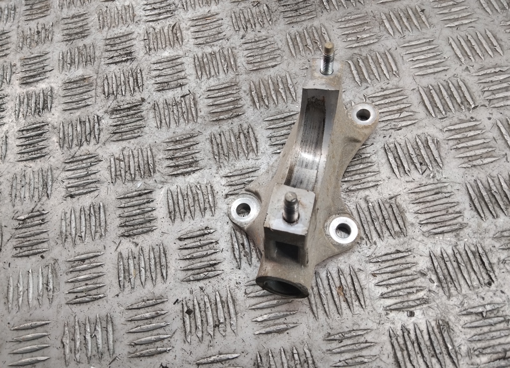 Кронштейн промежуточного вала