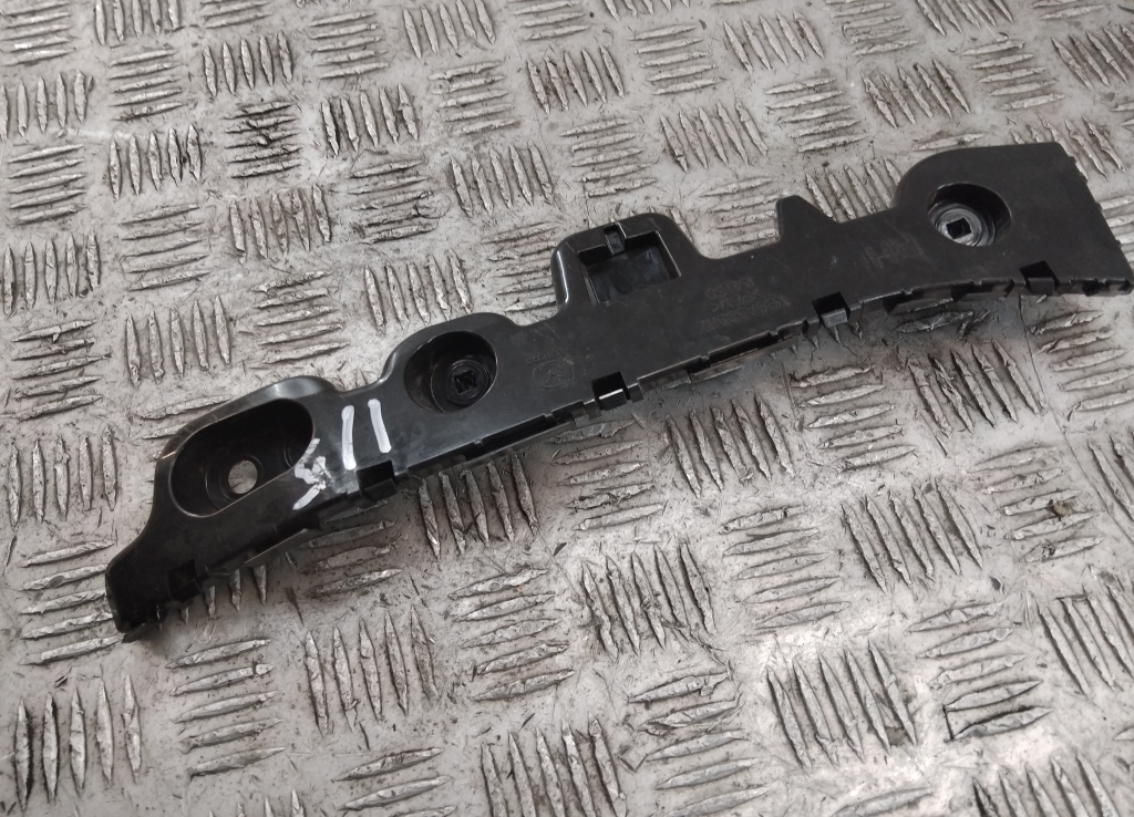 Кронштейн заднего бампера правый