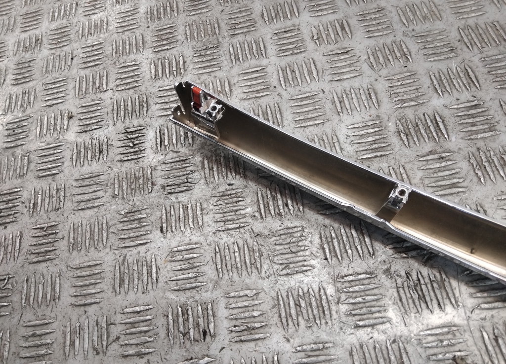 Накладка на решетку правая