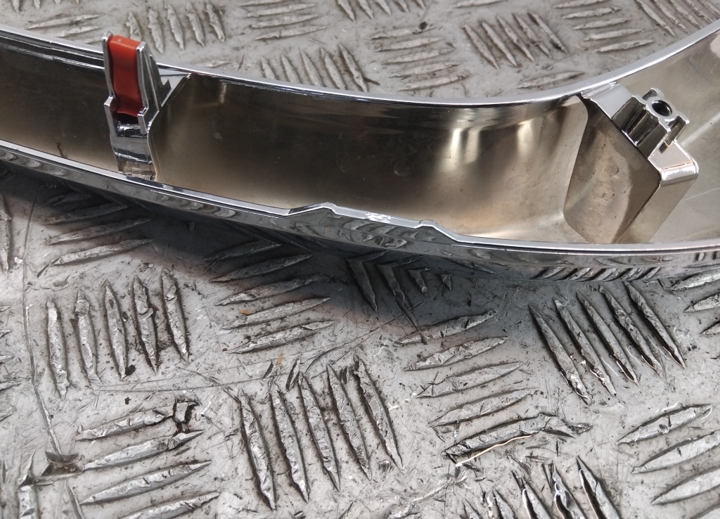 Накладка на решетку правая