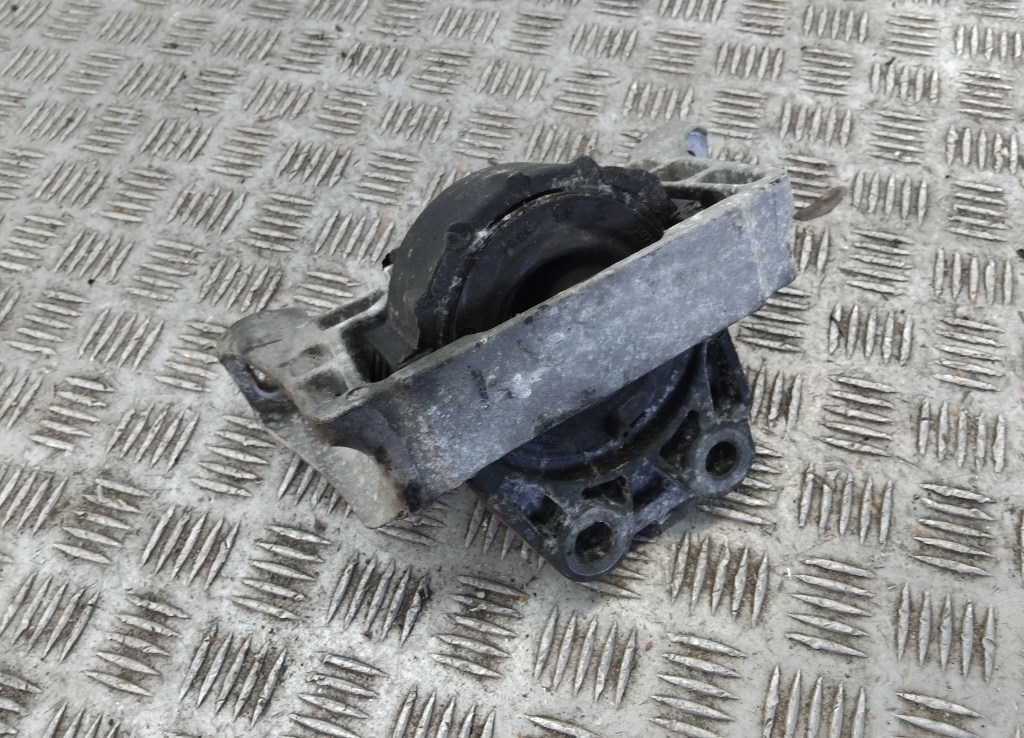 Опора двигателя правая