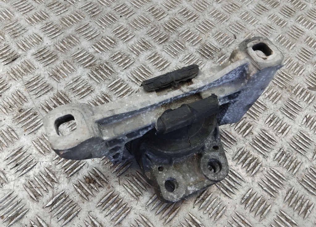 Опора двигателя правая