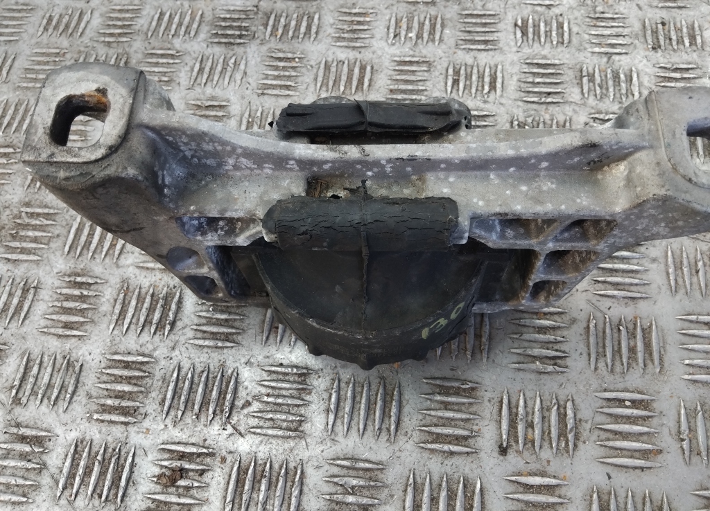 Опора двигателя правая