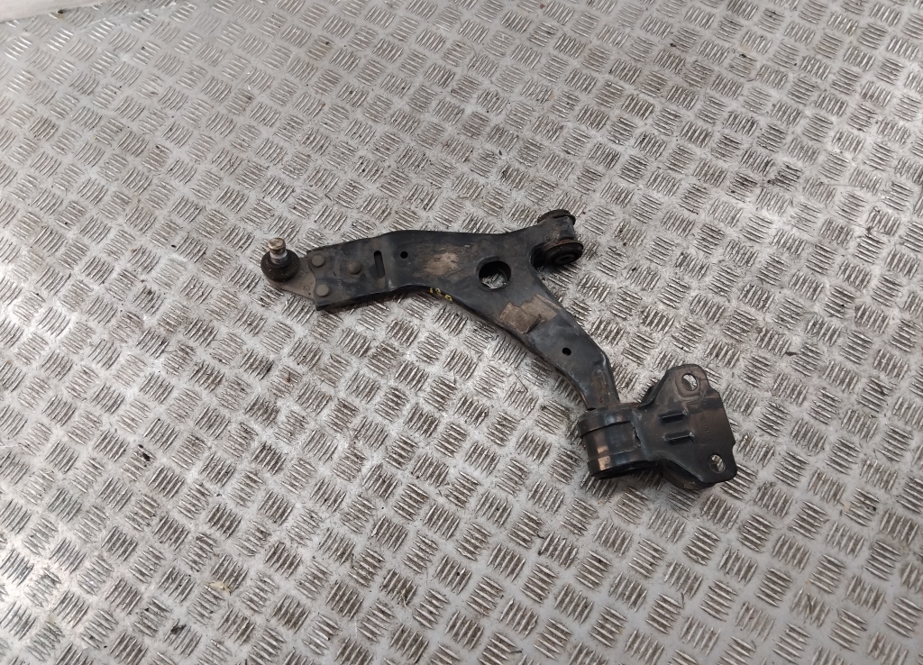 Рычаг передний левый