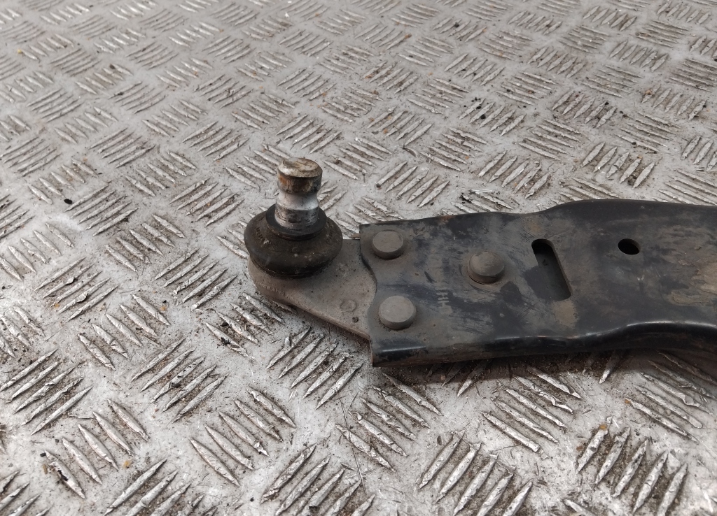 Рычаг передний левый