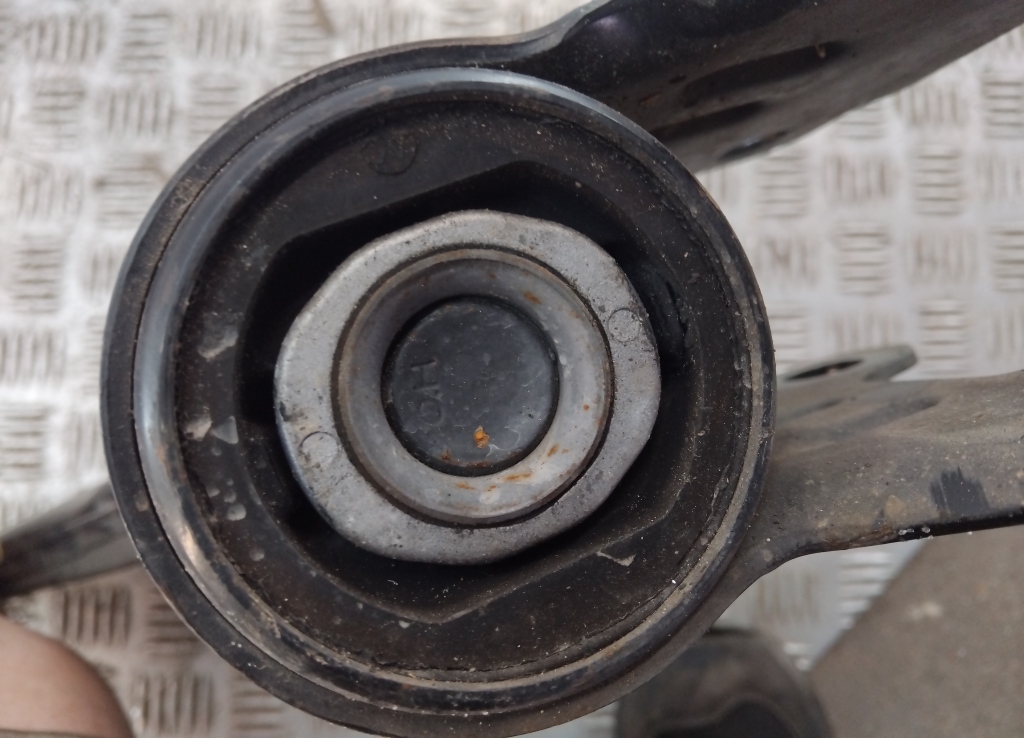 Рычаг передний левый