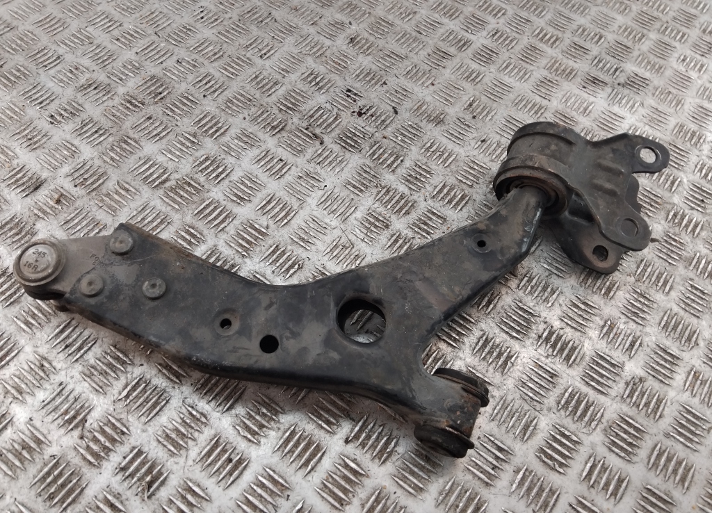 Рычаг передний левый