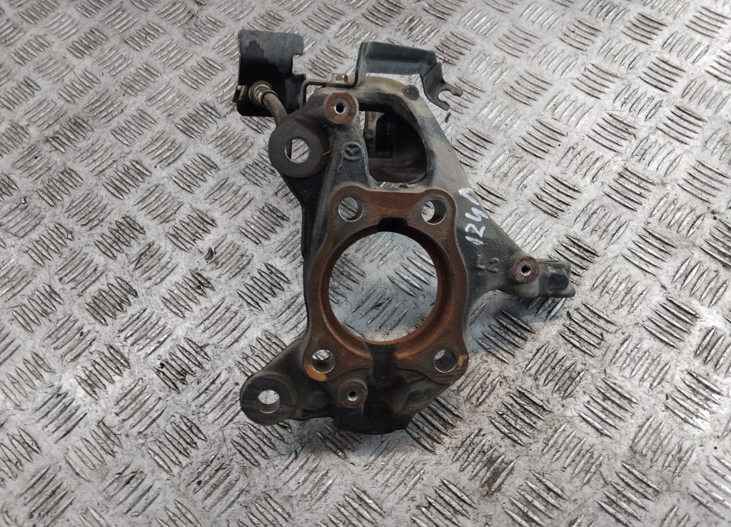 Кулак поворотный передний левый