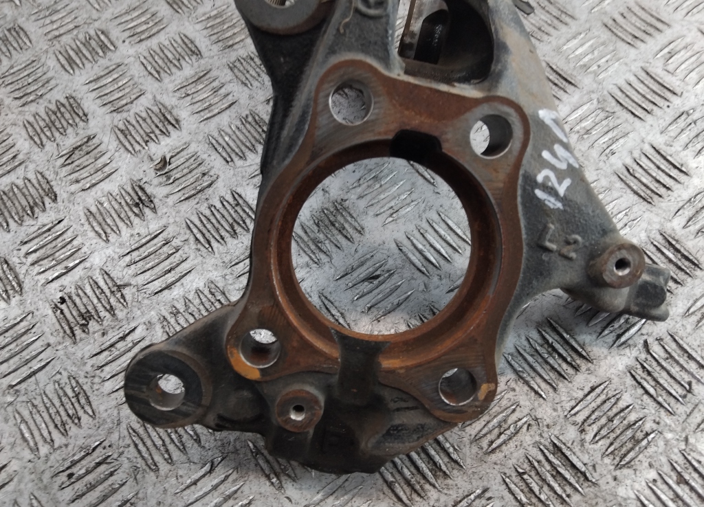 Кулак поворотный передний левый