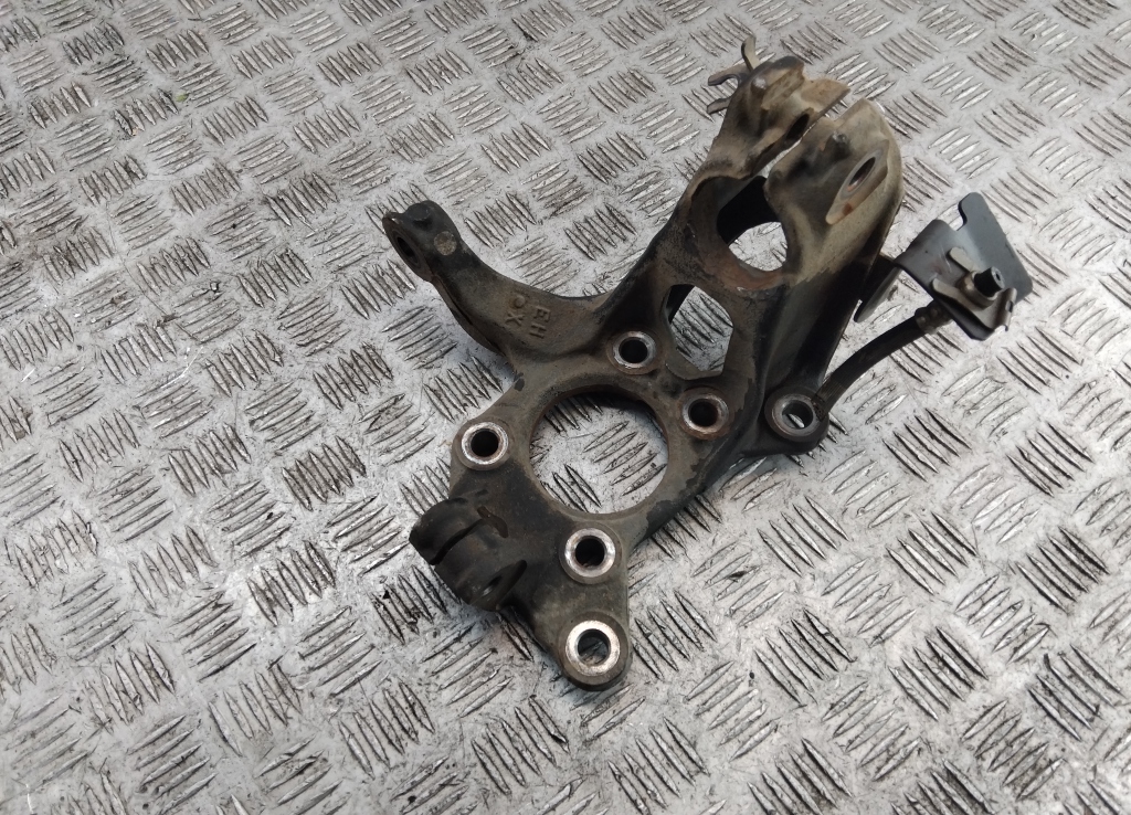 Кулак поворотный передний левый