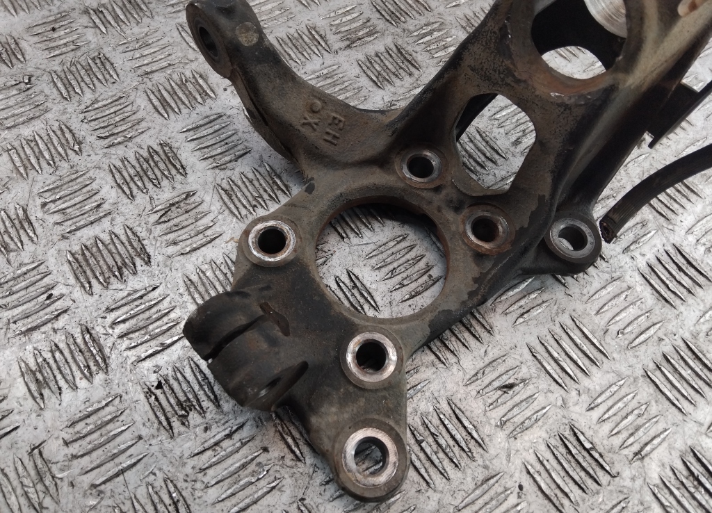 Кулак поворотный передний левый