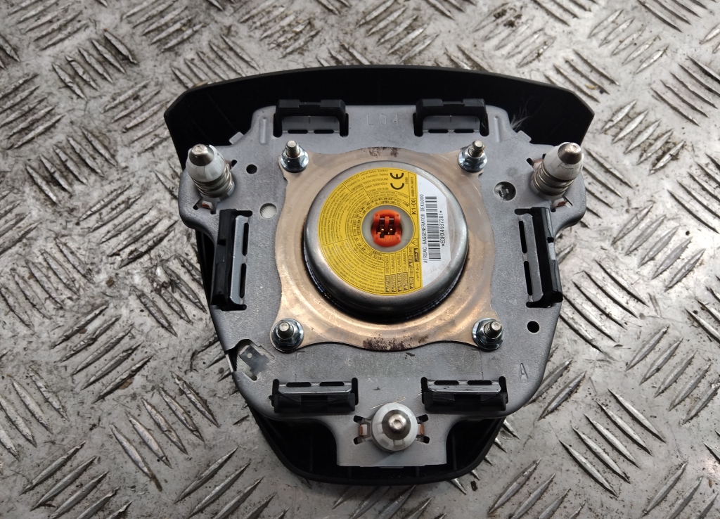 Подушка безопасности в рулевое колесо