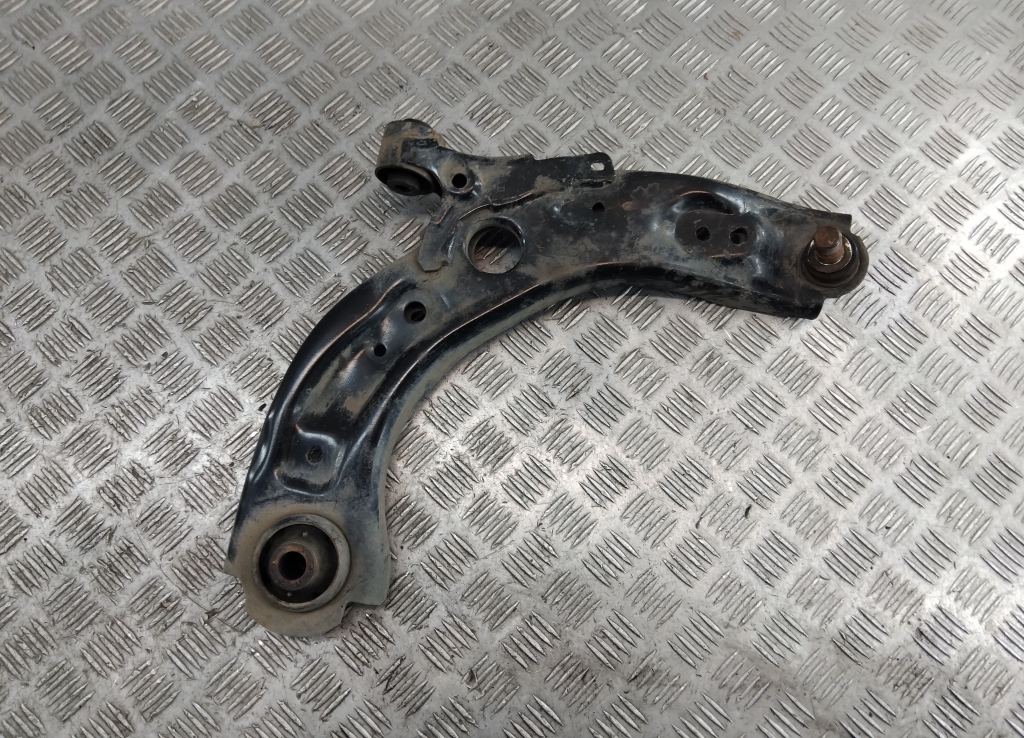 Рычаг передний правый