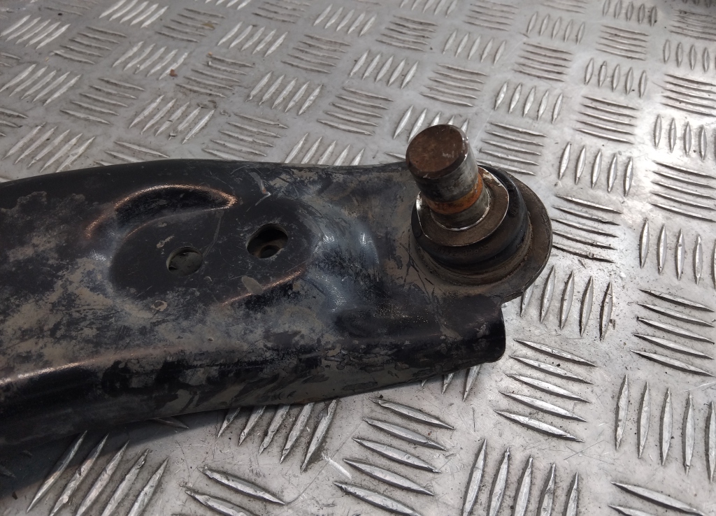 Рычаг передний правый