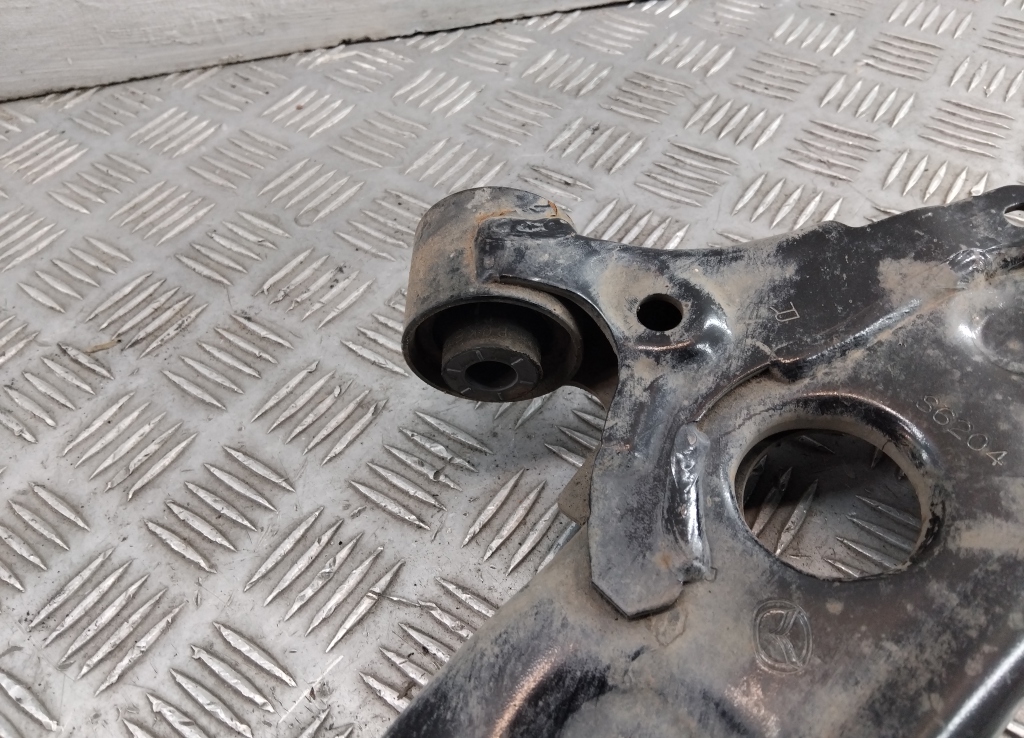 Рычаг передний правый