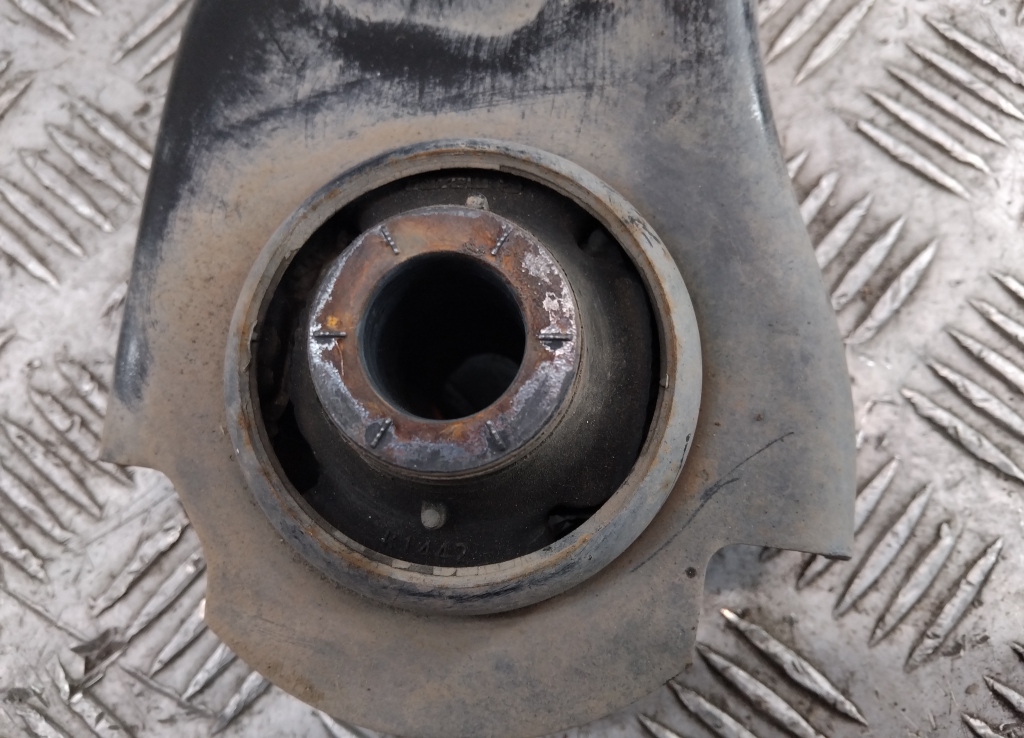 Рычаг передний правый