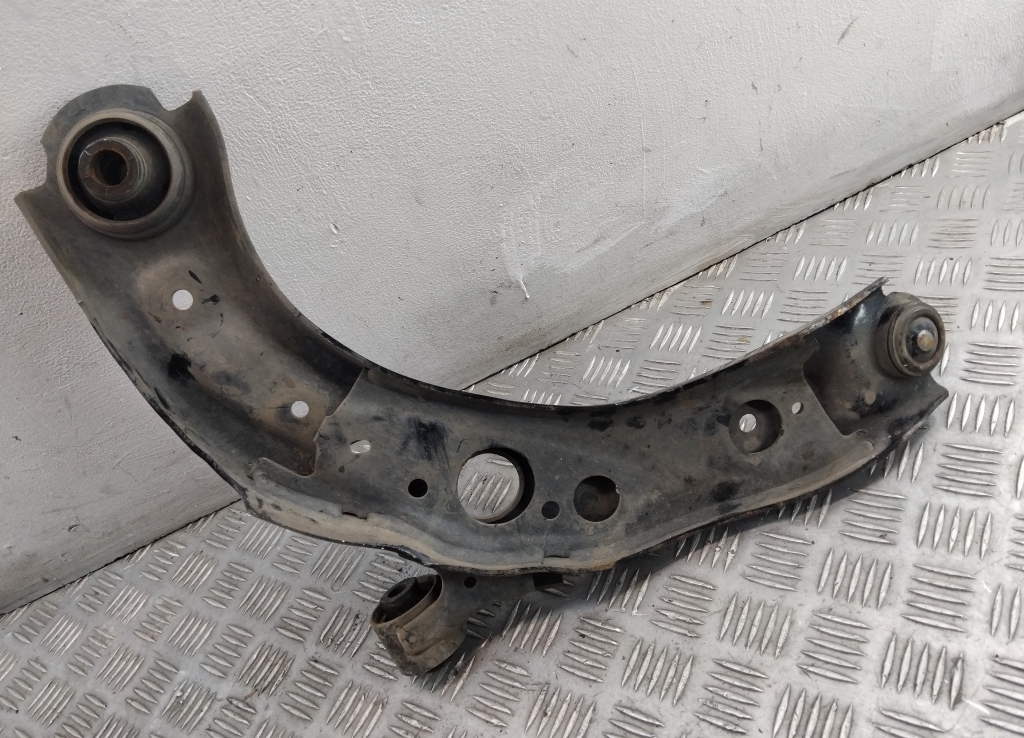 Рычаг передний правый