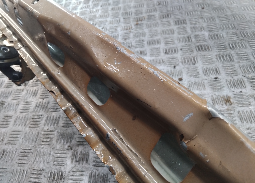 Усилитель переднего бампера