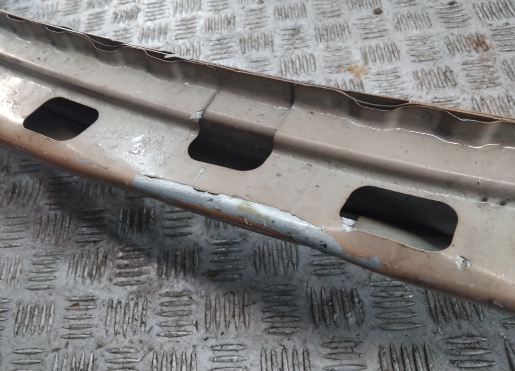 Усилитель переднего бампера