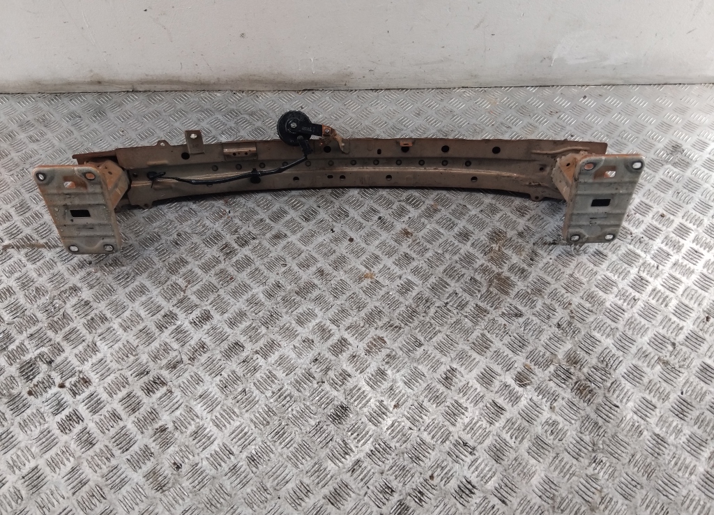 Усилитель переднего бампера