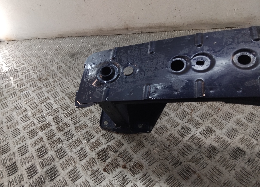 Усилитель переднего бампера