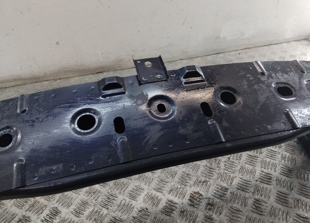 Усилитель переднего бампера