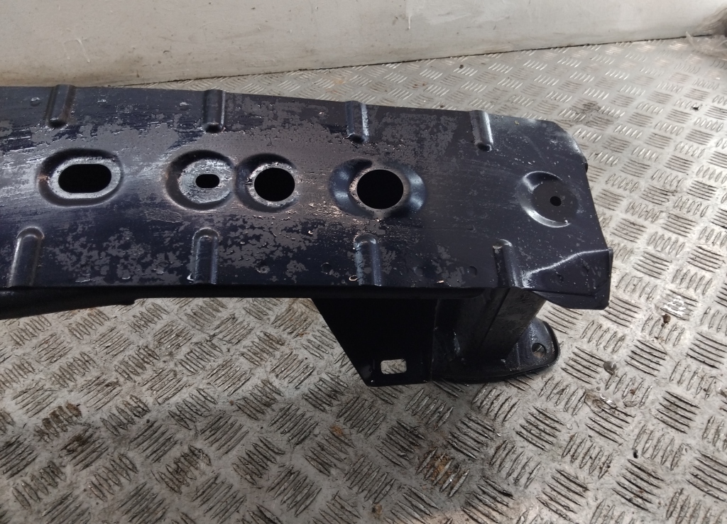 Усилитель переднего бампера