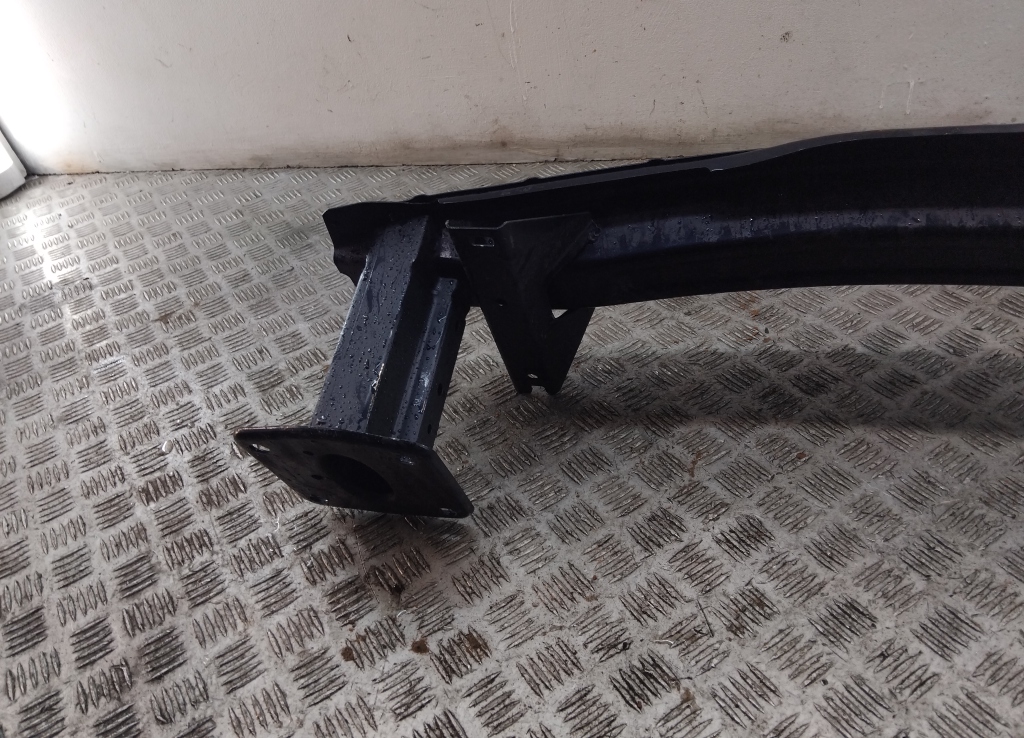 Усилитель переднего бампера