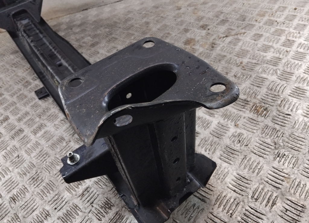 Усилитель переднего бампера