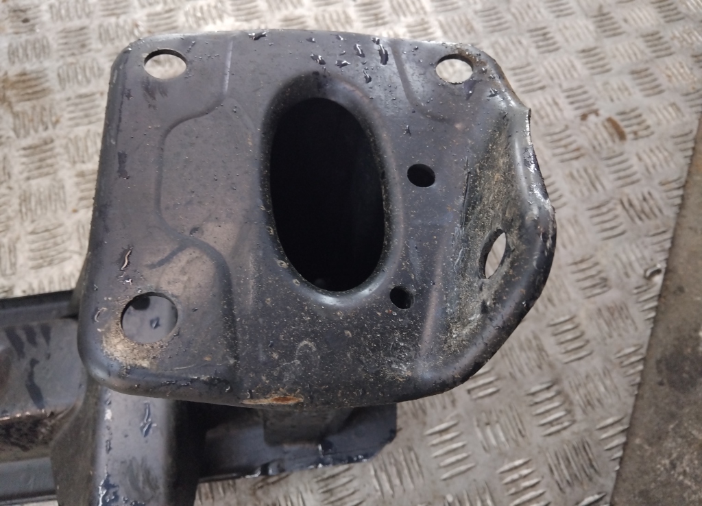 Усилитель переднего бампера