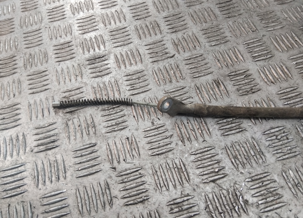 Трос стояночного тормоза правый