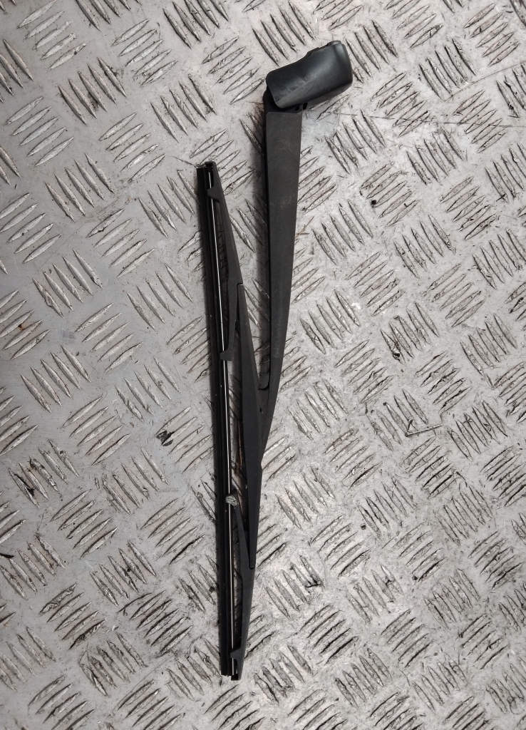 Поводок стеклоочистителя заднего