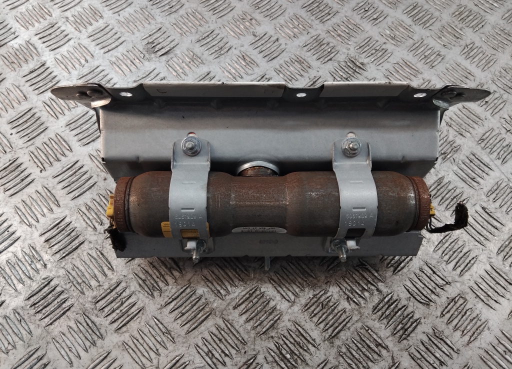 Подушка безопасности пассажирская (в торпедо)