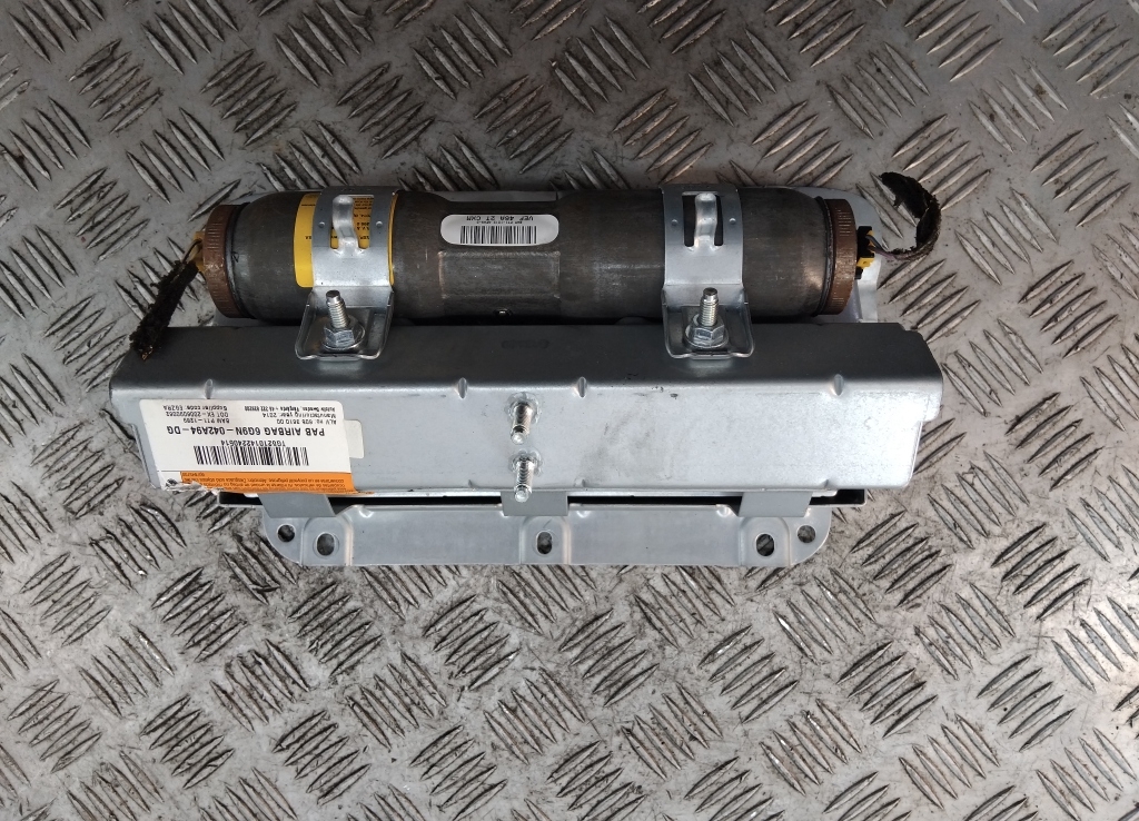 Подушка безопасности пассажирская (в торпедо)