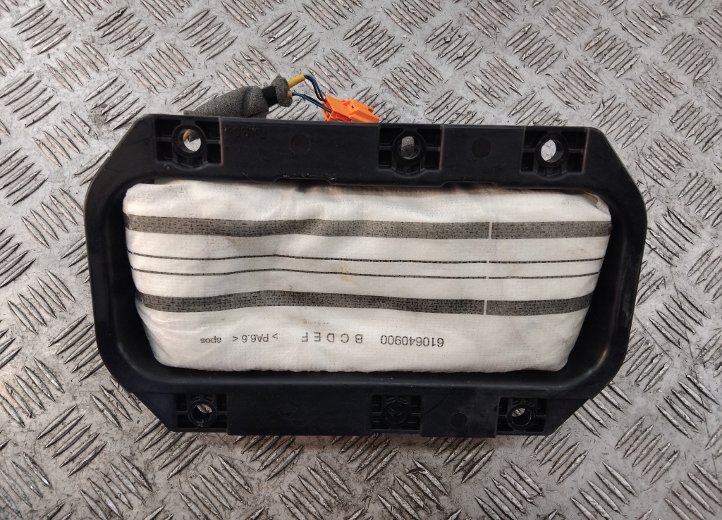 Подушка безопасности пассажирская (в торпедо)