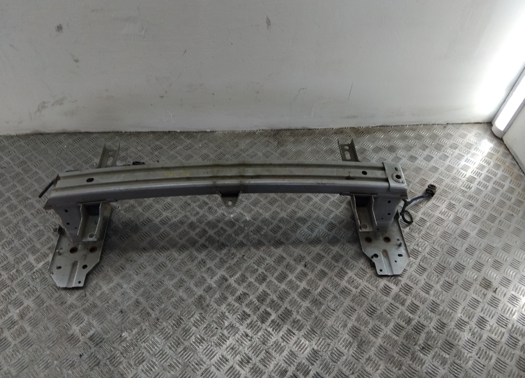 Усилитель переднего бампера