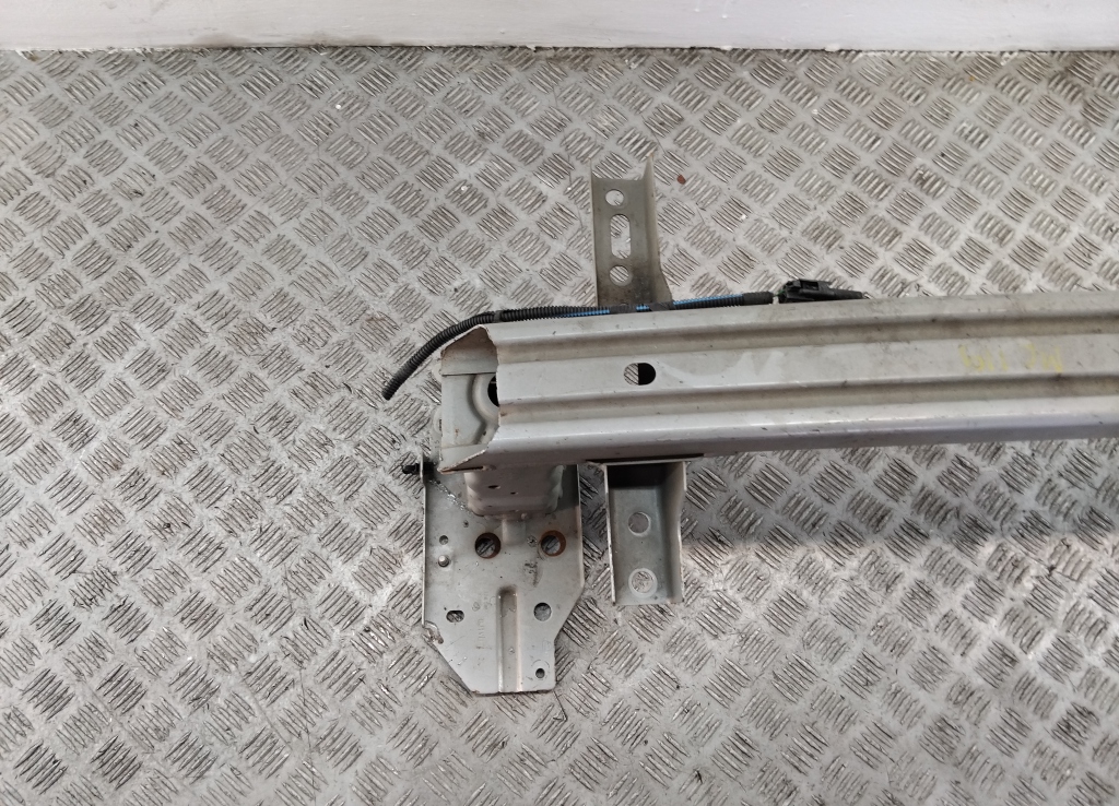 Усилитель переднего бампера