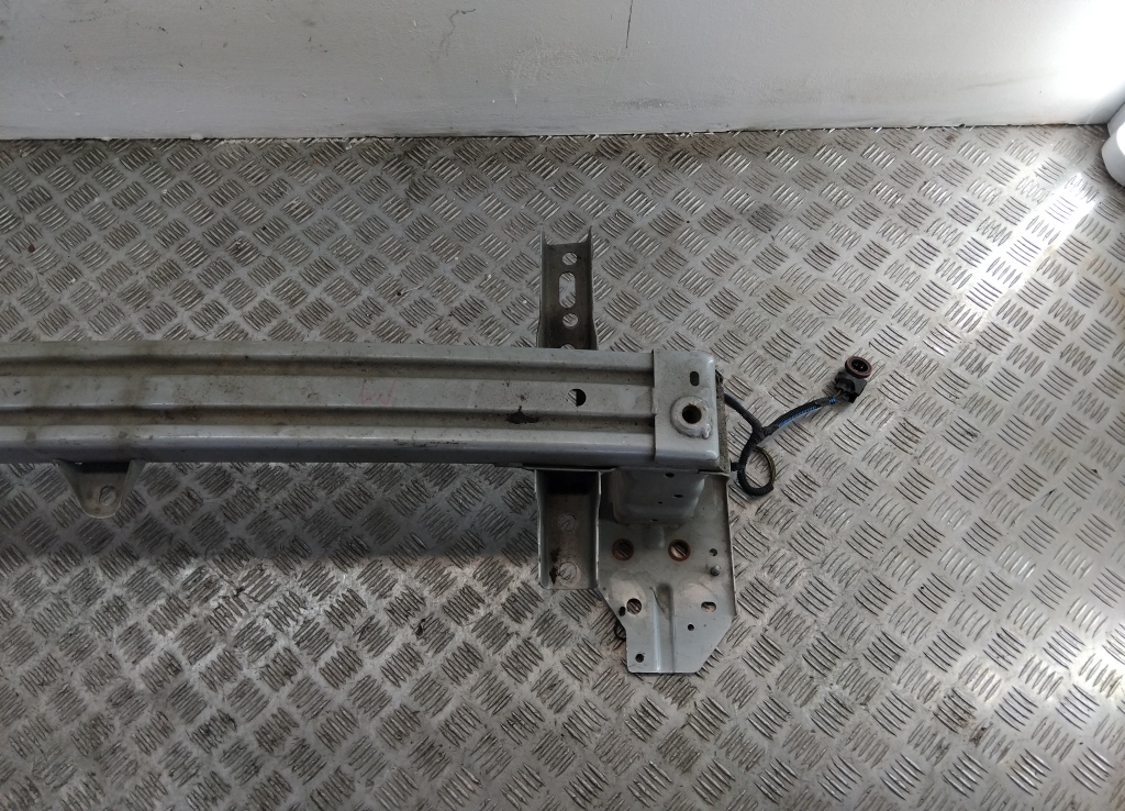 Усилитель переднего бампера