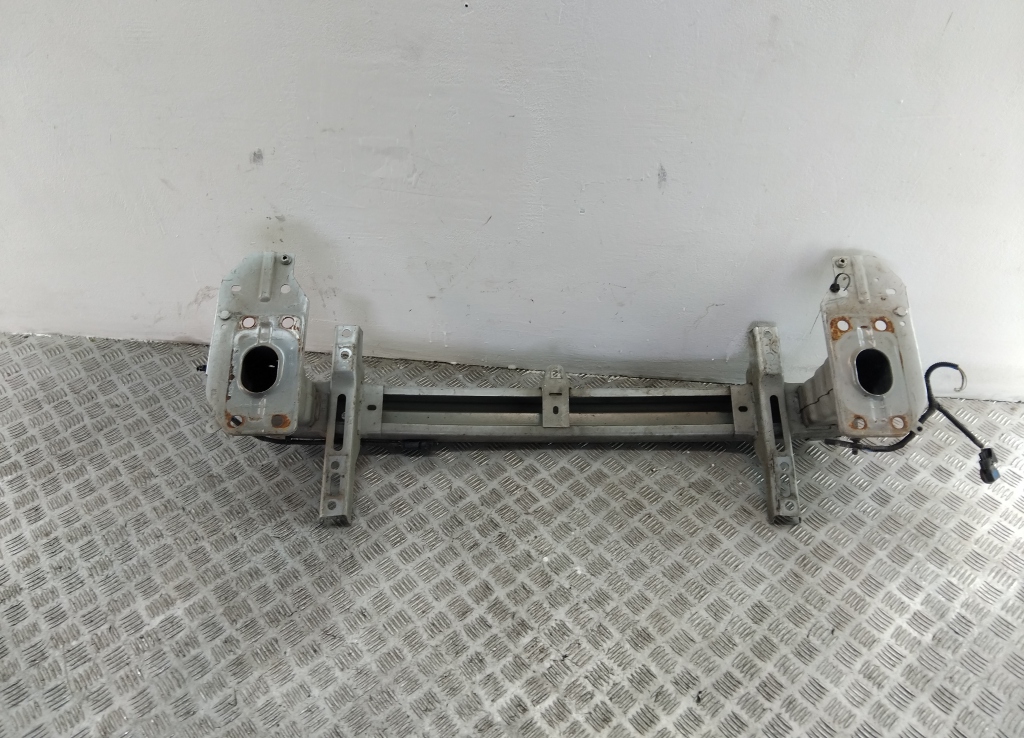 Усилитель переднего бампера