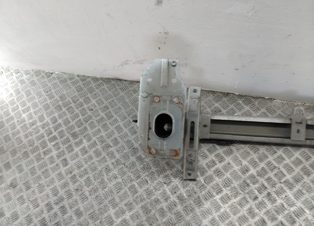 Усилитель переднего бампера