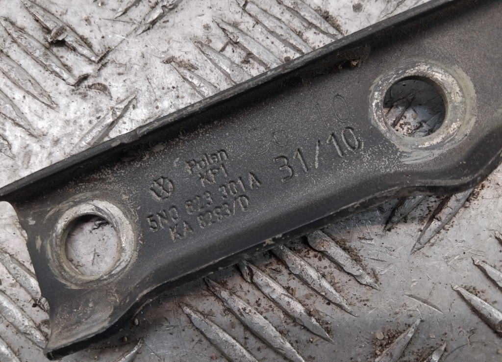 Петля капота левая