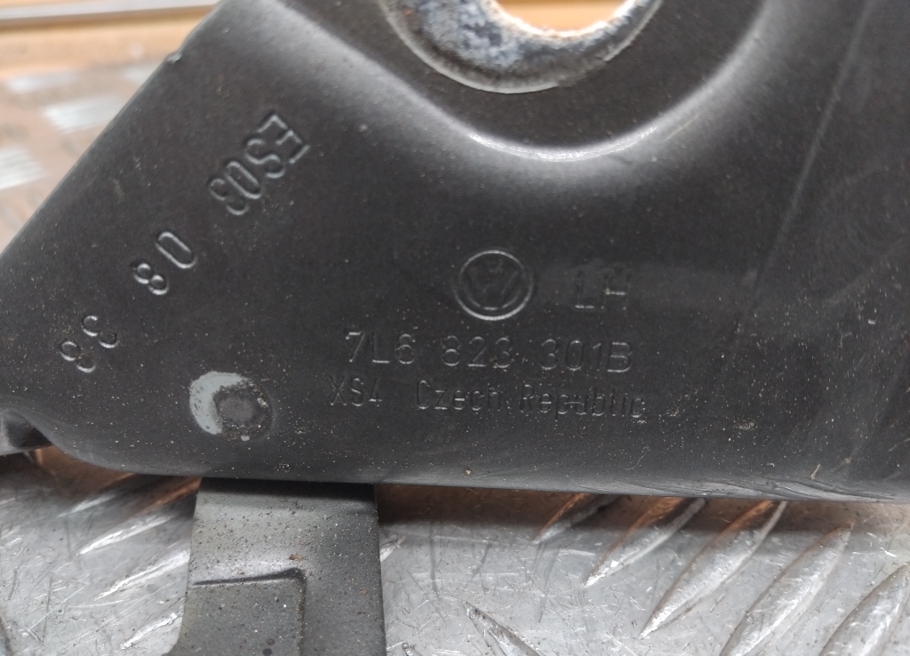 Петля капота левая